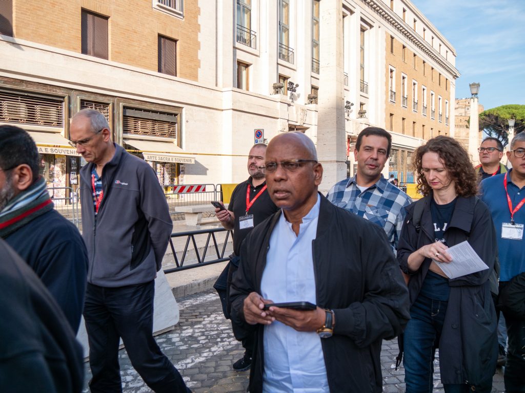 Molitev s križem na poti do sv. Petra