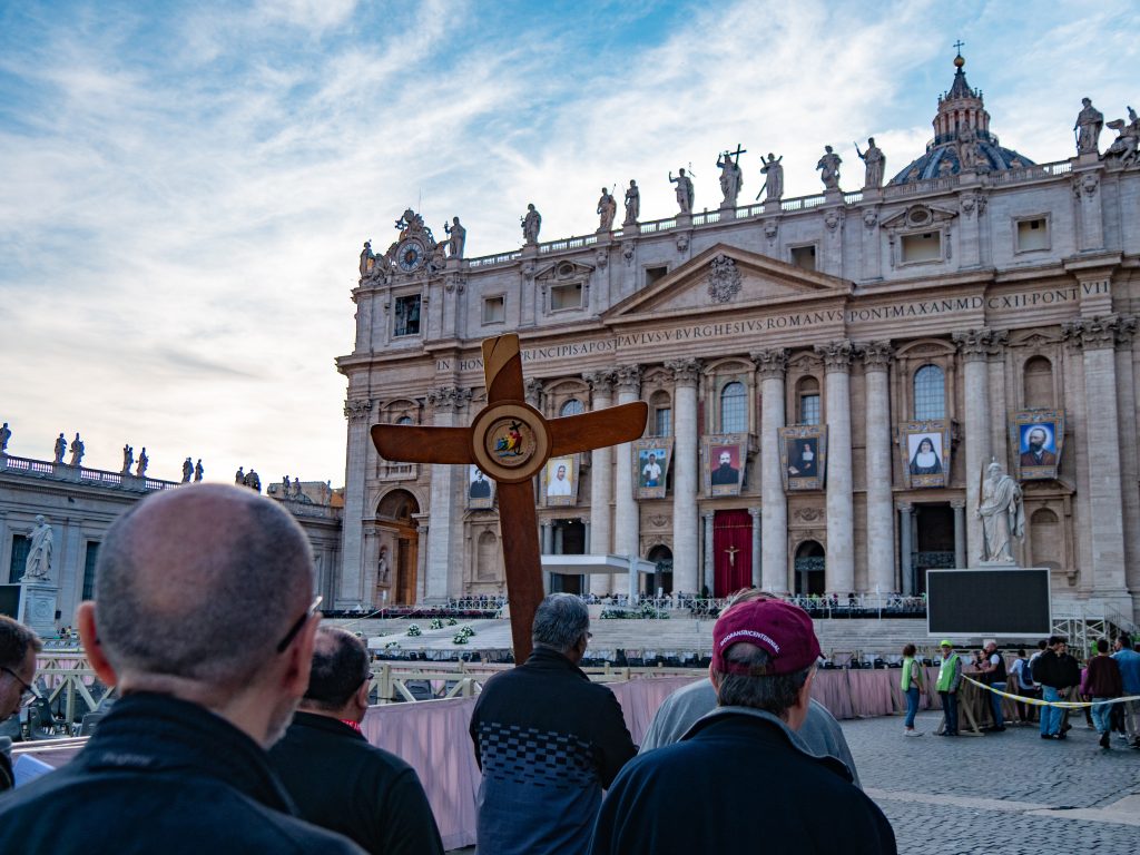 Ob vhodu v baziliko sv. Petra