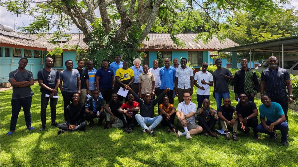 Rektor Jezuitskega kolegija p. Damjan Ristić DJ pošilja svojim študentom pismo iz Zambije, kjer je trenutno na obisku.