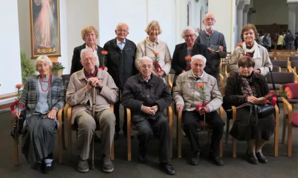 Slika prve zakonska skupina ob 50-letnici Najine poti. VIR: https://www.druzina.si/clanek/50-let-najine-poti-pricevanje-za-lepoto-zakonskega-zivljenja